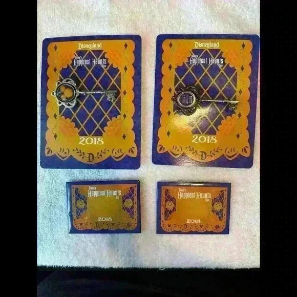 Disneyland 2018 Happiest Haunts Tour Key Pins, Set of 2, w/ 2 Name Tag Pins RARE - Picture 1 of 6